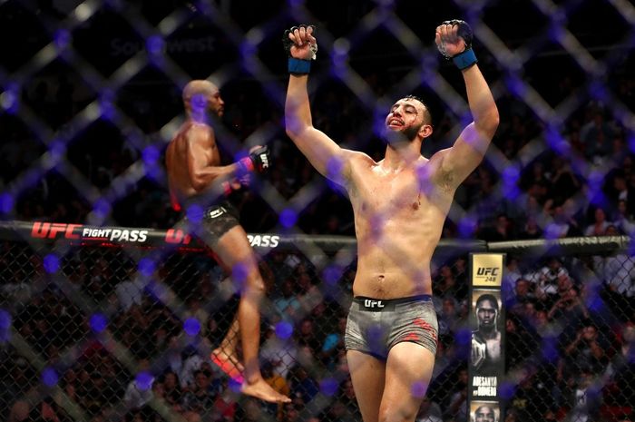 Petarung kelas berat ringan UFC, Dominick Reyes, berselbrasi usai menghadapi Jon Jones