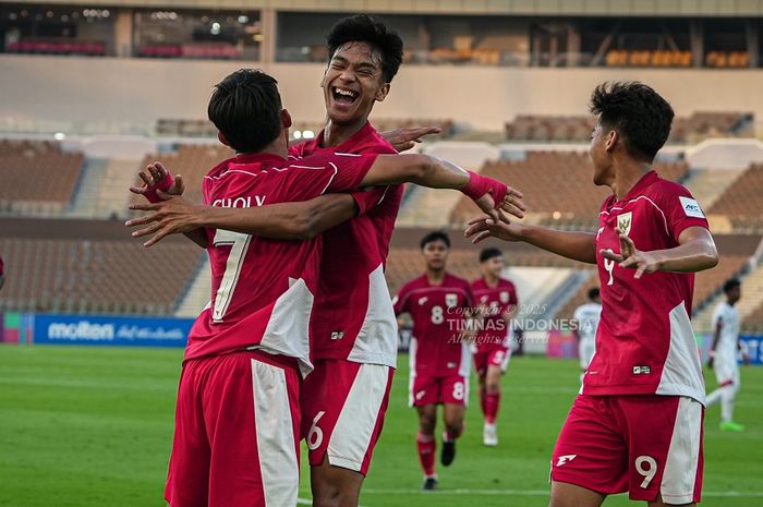 Selebrasi Evandra Florasta dan Zahaby Gholy dalam laga timnas U-17 Indonesia Vs Yaman pada matchday kedua Piala Asia U-17 2025 di Prince Abdullah Al-Faisal Stadium, Jeddah, Senin (7/4/2025).
