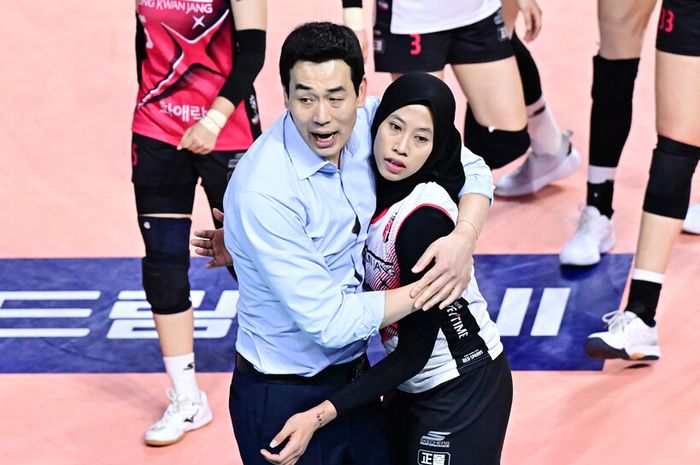 Megawati Hangestri Pertiwi dan pelatih Daejeon JungKwanJang Red Sparks, Ko Hee-jin pada laga final Liga Voli Korea