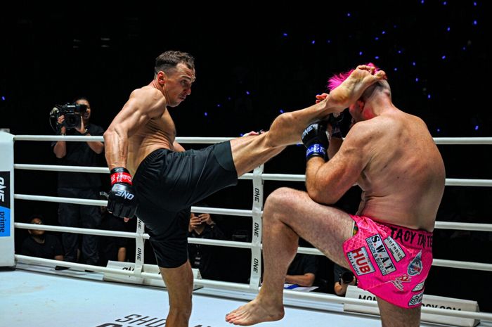 Juara kelas berat Muay Thai ONE Championship, Roman Kryklia, meraih kemenangan mudah atas Lyndon Knowles di ONE Fight Night 30, Sabtu (5/4/2025) di Bangkok.
