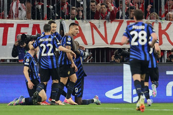 Para pemain Inter Milan merayakan gol Lautaro Martinez ke gawang Bayern Muenchen pada duel perempat final Liga Champions di Allianz Arena (8/4/2025).