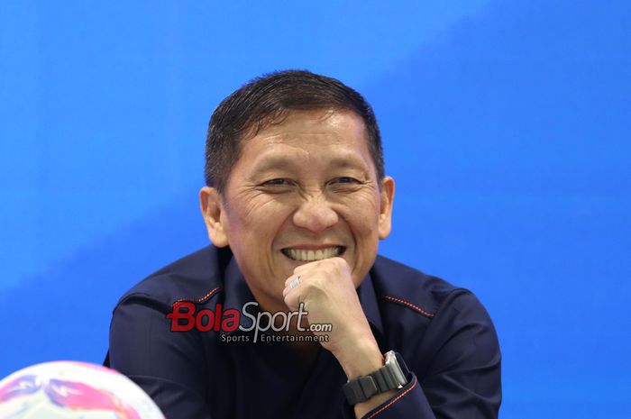 Direktur Utama PT LIB (Liga Indonesia Baru), Ferry Paulus, sedang memberikan keterangan kepada awak media di Menara Mandiri 2, Sudirman, Jakarta, Rabu (9/4/2025).