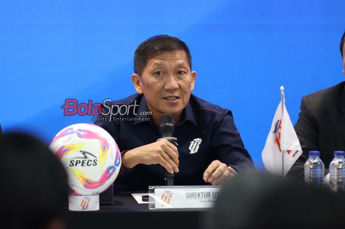 Direktur Utama PT LIB (Liga Indonesia Baru), Ferry Paulus, sedang memberikan keterangan kepada awak media di Menara Mandiri 2, Sudirman, Jakarta, Rabu (9/4/2025).