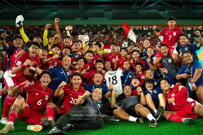 Timnas U-17 Indonesia merayakan kelolosan ke perempat final Piala Asia U-17 sekaligus lolos otomatis ke Piala Dunia U-17 2025.