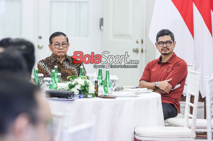 Gubernur Jakarta, Pramono Anung (kiri) dan Manajer Persija Jakarta, Bambang Pamungkas (kanan), saat hadir di Balai Kota Jakarta, Gambir, Jakarta Pusat, Kamis (10/4/2025).