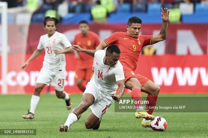 Aksi bomber Timnas China, Elkeson (kanan), dalam pertandingan uji coba melawan Myanmar pada 16 Juni 2023.