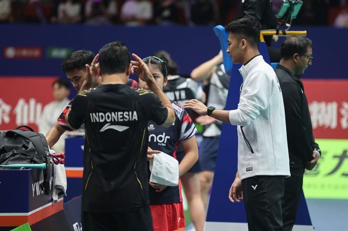 Pelatih ganda campuran, Rionny Mainaky (kiri), dan Dejan Ferdinansyah (kanan), saat mendampingi Jafar Hidayatullah/Felisha Alberta Nathaniel Pasaribu saat laga babak kedua Kejuaraan Asia 2025 di Ningbo, China, 10 April 2025.
