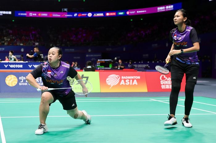Ganda putri Indonesia, Agnia Sri Rahayu dan Siti Sarah Azzahra, saat berlaga pada babak kedua Kejuaraan Asia 2025 di Ningbo Olympic Sports Centre Gymnasium, Ningbo, China, Kamis (10/4/2025).