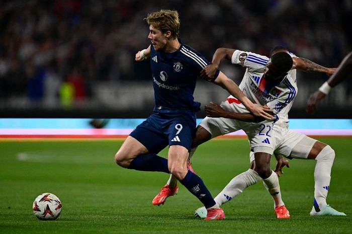 Aksi Rasmus Hojlund coba dihentikan Clinton Mata dalam laga Olympique Lyon vs Man United pada perempat final Liga Europa di Groupama Stadium (10/4/2025).