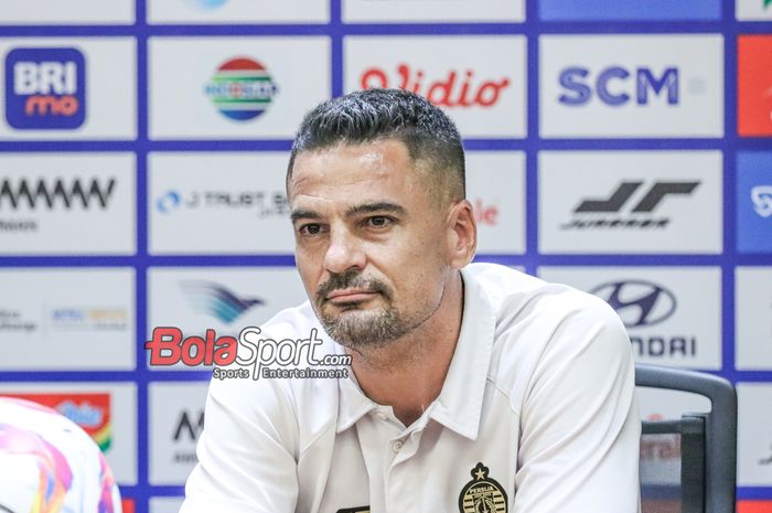 Pelatih Persija Jakarta, Carlos Pena, sedang memberikan keterangan kepada awak media di Media Center Stadion Utama Gelora Bung Karno, Senayan, Jakarta, Jumat (11/4/2024).