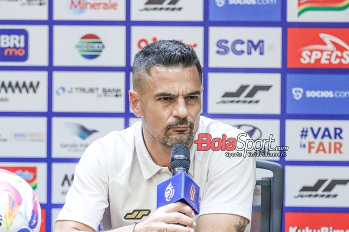 Pelatih Persija Jakarta, Carlos Pena, sedang memberikan keterangan kepada awak media di Media Center Stadion Utama Gelora Bung Karno, Senayan, Jakarta, Jumat (11/4/2025).
