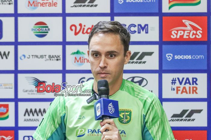 Pelatih Persebaya Surabaya, Paul Munster, sedang memberikan keterangan kepada awak media di Media Center Stadion Utama Gelora Bung Karno, Senayan, Jakarta, Jumat (11/4/2025).