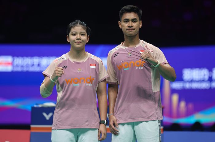 Pasangan ganda campuran Indonesia, Jafar Hidayatullah/Felisha Alberta Nathaniel Pasaribu berpose setelah meraih kemenangan di perempat final Kejuaraan Asia 2025 di Ningbo Olympic Sports Centre Gymnasium, Ningbo, China, Jumat (11/4/2025).