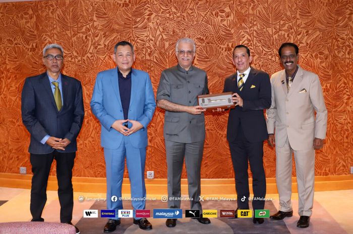 Pertemuan Presiden AFC, Shaikh Salman bin Ebrahim Al Khalifa (tengah), dengan Asosiasi Sepak Bola Malaysia (FAM).