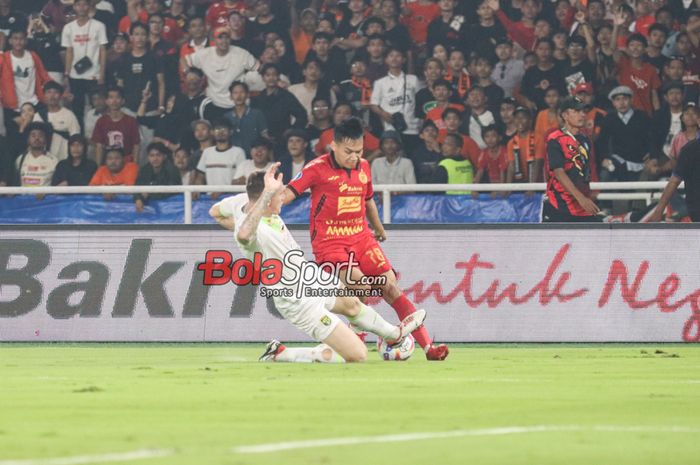 Witan Sulaeman (kanan) sedang menguasai bola dalam laga pekan ke-28 Liga 1 2024 antara Persija Jakarta versus Persebaya Surabaya di Stadion Utama Gelora Bung Karno, Senayan, Jakarta, Sabtu (12/4/2025).