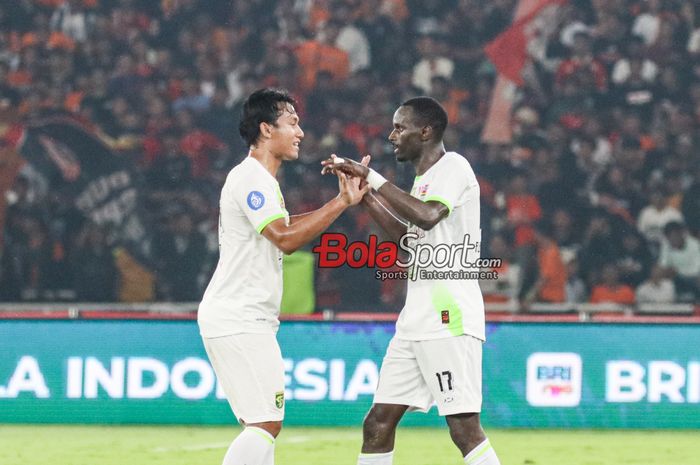 Flavio Silva (kanan) sedang melakukan selebrasi seusai mencetak gol dalam laga pekan ke-28 Liga 1 2024 antara Persija Jakarta versus Persebaya Surabaya di Stadion Utama Gelora Bung Karno, Senayan, Jakarta, Sabtu (12/4/2025).