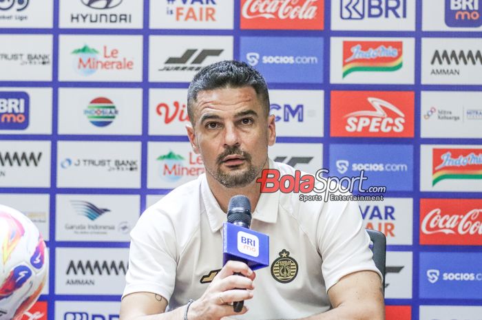 Pelatih Persija Jakarta, Carlos Pena, sedang memberikan keterangan kepada awak media di Media Center Stadion Utama Gelora Bung Karno, Senayan, Jakarta, Sabtu (12/4/2025).