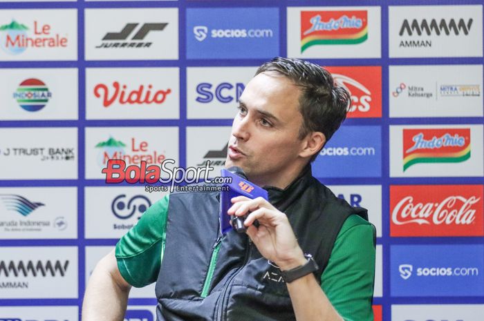 Pelatih Persebaya Surabaya, Paul Munster, sedang memberikan keterangan kepada awak media di Media Center Stadion Utama Gelora Bung Karno, Senayan, Jakarta, Sabtu (12/4/2025).