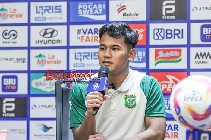 Pemain Persebaya Surabaya, Toni Firmansyah, sedang memberikan keterangan kepada awak media di Media Center Stadion Utama Gelora Bung Karno, Senayan, Jakarta, Sabtu (12/4/2025).