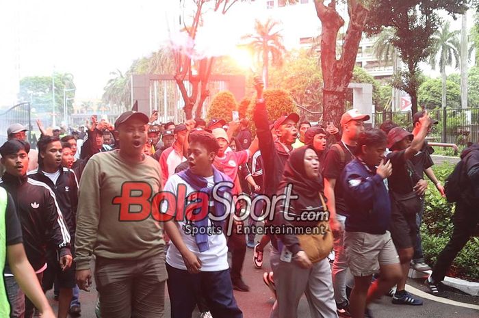 Sejumlah suporter Persebaya Surabaya alias Bonek sudah tiba di Stadion Utama Gelora Bung Karno, Senayan, Jakarta, Sabtu (12/4/2025).
