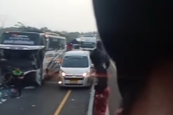 Bus rombongan suporter Persebaya Surabaya hancur usai kecelakaan di Pekalongan, Jawa Tengah, Sabtu (12/4/2025)
