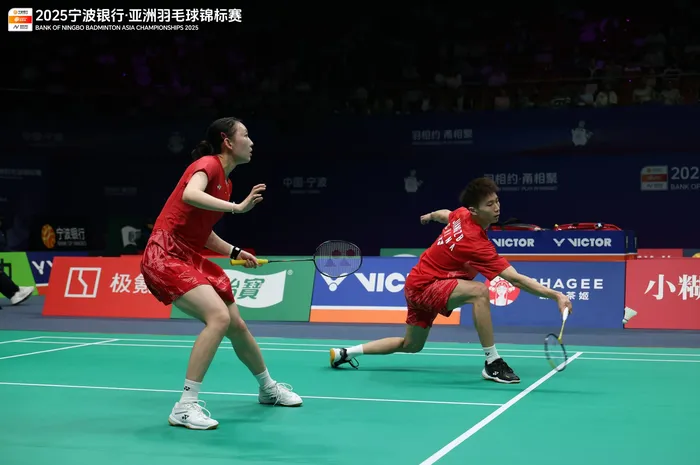 Berakhir sudah era ganda campuran Juara Asia dari China. Jiang Zhen Bang/Wei Ya Xin selaku harapan terakhir menelan kekalahan mengejutkan di semifinal Kejuaraan Asia 2025.