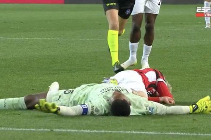 Kiper AC Milan, Mike Maignan, mengalami insiden tabrakan dengan Alex Jimenez dalam pertandingan Liga Italia melawan Udinese (11/4/2025).