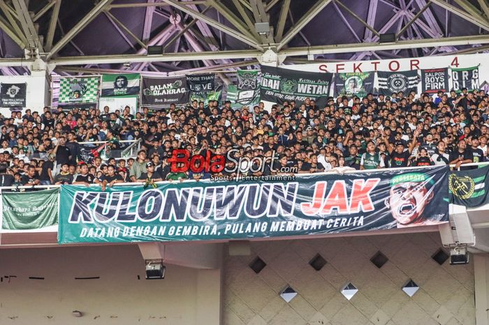 Bonek Mania hadir dalam laga pekan ke-28 Liga 1 2024 antara Persija Jakarta versus Persebaya Surabaya di Stadion Utama Gelora Bung Karno, Senayan, Jakarta, Sabtu (12/4/2025). Mereka tidak bisa melihat timnya di ASEAN Club Championship. 