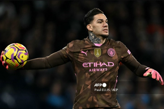 Kiper Man City, Ederson Moraes, menciptakan asis dalam pertandingan melawan Crystal Palace di Liga Inggris (11/4/2025).