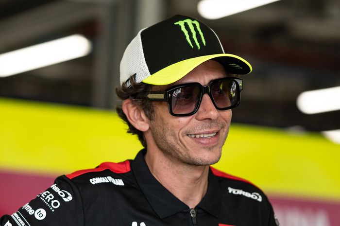 Pemilik tim Pertamina Enduro VR46, Valentino Rossi berikan bantuan saran kepada dua pembalapnya pada MotoGP Qatar 2025.