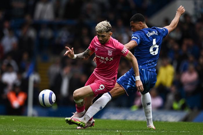 Bek Chelsea, Levi Colwill, berduel dengan penyerang Ipswich Town, Julio Enciso, dalam lanjutan Liga Inggris pada Minggu (13/4/2025) di Stamford Bridge.
