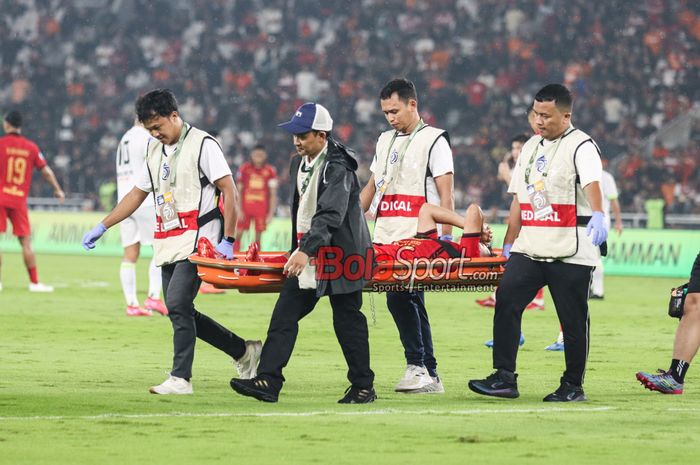 Witan Sulaeman tampak ditandu keluar lapangan seusai dilanggar dalam laga pekan ke-28 Liga 1 2024 antara Persija versus Persebaya di Stadion Utama Gelora Bung Karno, Senayan, Jakarta, Sabtu (12/4/2025).