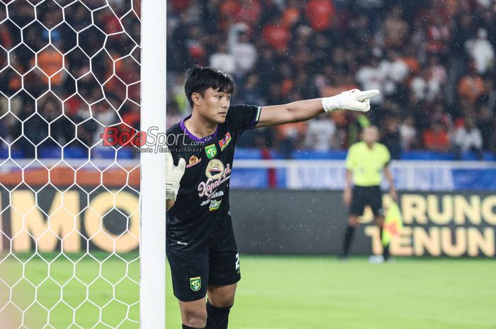 Kiper Persebaya Surabaya, Ernando Ari Sutaryadi, sedang bertanding dalam laga pekan ke-28 Liga 1 2024 melawan Persija Jakarta di Stadion Utama Gelora Bung Karno, Senayan, Jakarta, Sabtu (12/4/2025).