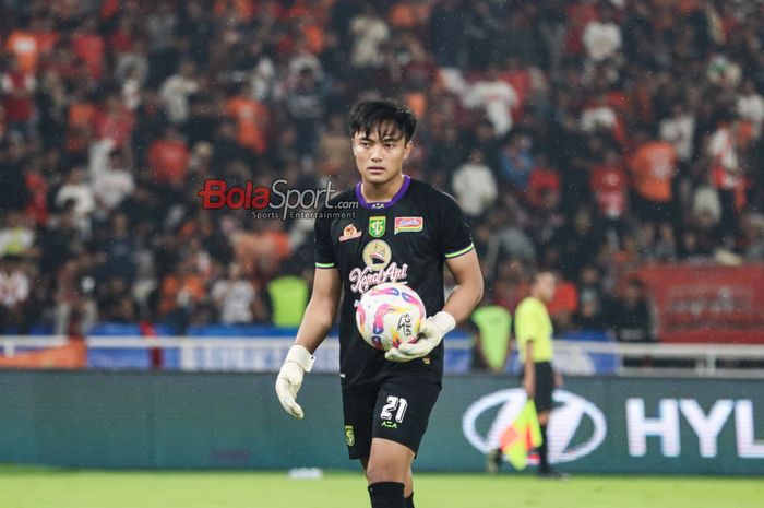 Kiper Persebaya Surabaya, Ernando Ari Sutaryadi, sedang bertanding dalam laga pekan ke-28 Liga 1 2024 melawan Persija Jakarta di Stadion Utama Gelora Bung Karno, Senayan, Jakarta, Sabtu (12/4/2025).