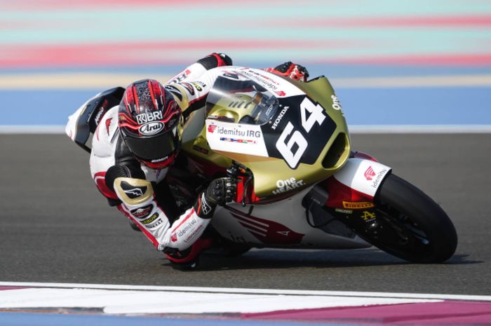 Pembalap Indonesia, Mario Aji, susah payah menahan rasa sakit saat Moto2 Qatar 2025.