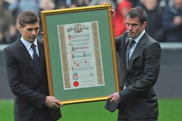 Steven Gerrard (kiri) dalam upacara mengenang korban Tragedi Hillsborough yang terjadi pada 15 April 1989. 