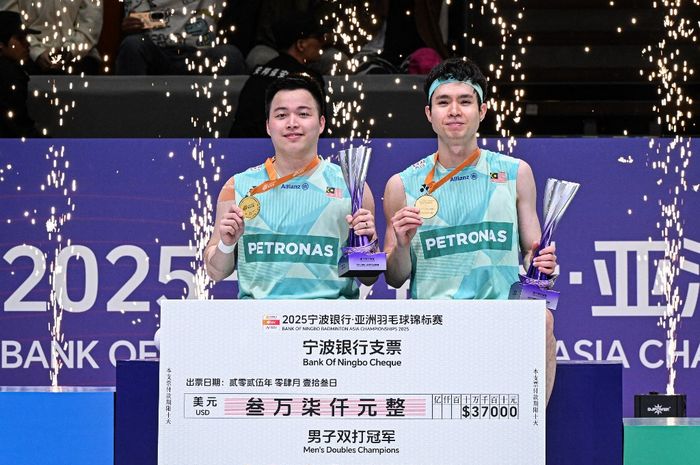Pasangan ganda putra Malaysia, Aaron Chia/Soh Wooi Yik, merasa berutang budi dengan Herry IP usai mengantar juara di Kejuaraan Asia 2025 di Ningbo Olympic Sports Center Gymnasium, Minggu (13/4/2025).