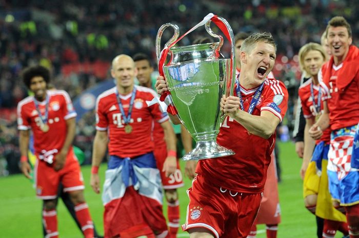 Bastian Schweinsteiger mengangkat trofi Liga Champions usai Bayern Muenchen kalahkan Borussia Dortmund pada final di Wembley, London (25/5/2013).