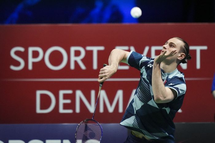 Prancis mengirimkan skuad cukup aneh karena tidak membawa para pemain terbaik mereka pada Sudirman Cup 2025, termasuk Alex Lanier.