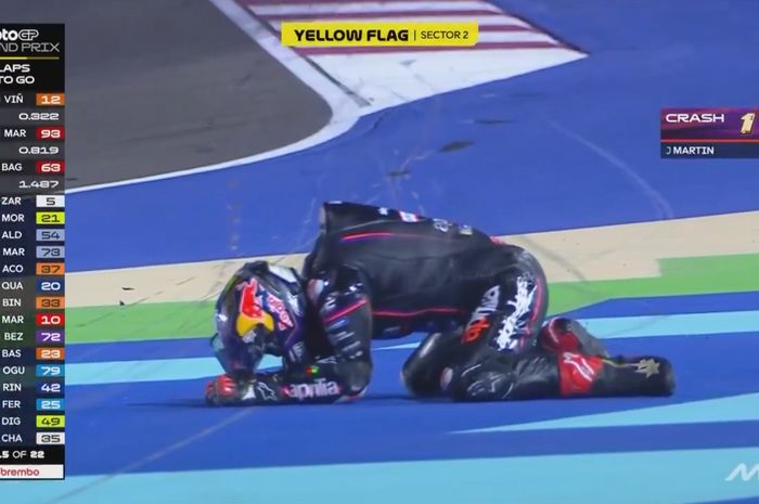 Reaksi kesakitan pembalap Aprilia Racing, Jorge Martin, setelah terjatuh pada balapan MotoGP Qatar di Sirkuit Lusail, Lusail, Qatar, 13 April 2025.