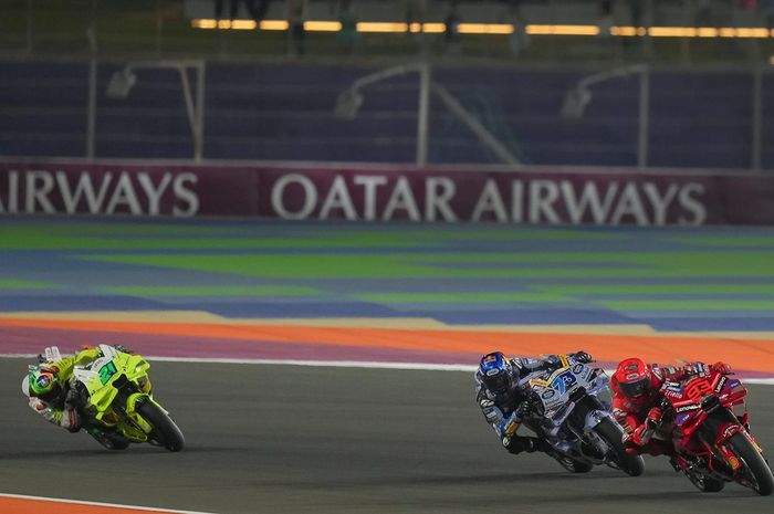 Klaim menarik dibuat Alex Marquez soal dirinya dan sang kakak, Marc Marquez yang sempat berada di belakang murid Valentino Rossi, Franco Morbidelli pada MotoGP Qatar 2025.