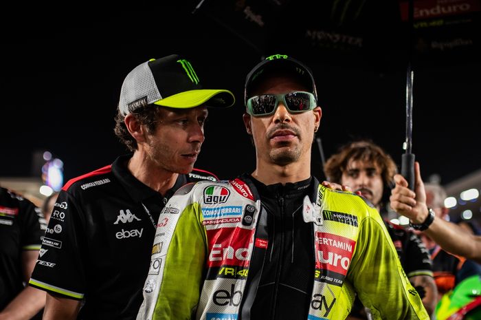 Valentino Rossi berbicara dengan pembalap tim Pertamina Enduro VR46, Franco Morbidelli, jelang balapan MotoGP Qatar di Sirkuit Lusail, Lusail, Qatar, 13 April 2025.