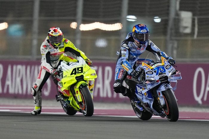 Pembalap BK8 Gresini Racing, Alex Marquez, memberi pengakuan usai jadi biang kerok kegagalan pembalap tim Pertamina Enduro VR46, Fabio Di Giannantonio (belakang), pada balapan MotoGP Qatar 2025