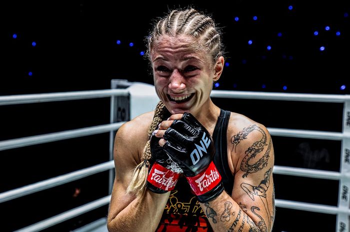 Stella Hemetsberger meraih kontrak senilai Rp1,7 miliar bersama ONE Championship usai menang KO atas Vanessa Romanowski di ONE Friday Fights 104 pada Jumat (11/4/2025).