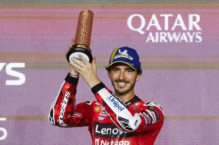 Pembalap Ducati, Francesco Bagnaia, berpose di podium ketiga MotoGP Qatar 2025 di Sirkuit Lusail, Minggu (13/4/2025).