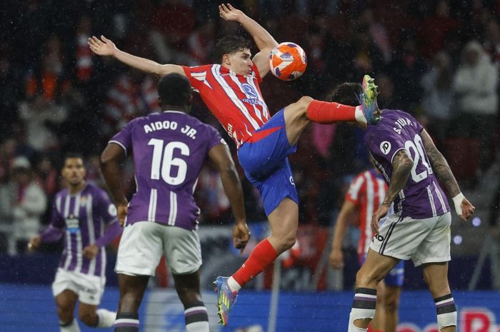 Aksi Julian Alvarez (tengah) dalam pertandingan Atletico Madrid vs Real Valladolid pada lanjutan Liga Spanyol di Stadion Metropolitano (14/4/2025).