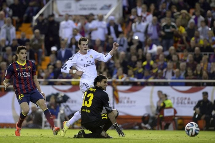 Winger Real Madrid, Gareth Bale, mencetak gol ke gawang Barcelona dalam laga final Copa del Rey 2013-2014, 16 April 2014 di Sevilla.