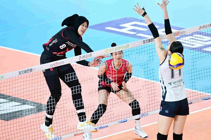 Middle blocker Gimcheon Korea Expressway Hi-Pass, Kim Se-been saat berupaya menghalau serangan dari opposite Daejeon JungKwanJang Red Sparks pada pertandingan putaran keenam Liga Voli Korea 2024-2025