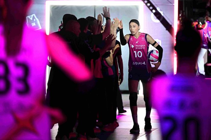 Pemain bintang Incheon Heungkuk Life Pink Spiders, Kim Yeon-koung, jelang tampil pada laga leg kelima final Liga Voli Korea 2024-2025 di Incheon, Korea Selatan, 8 April 2025. 