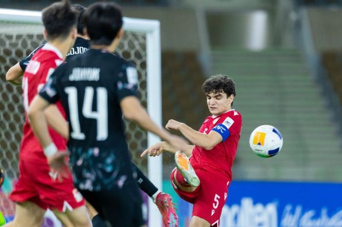 Timnas U-17 Tajikistan berhadapan dengan Timnas U-17 Korea Selatan di babak perempat final Piala Asia U-17 2025.